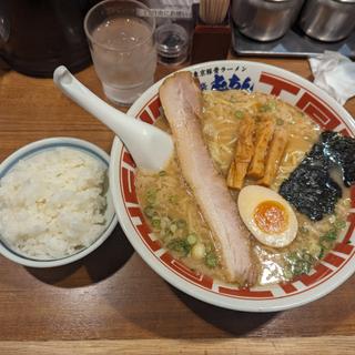 東京とんこつラーメン大盛ストレート麺