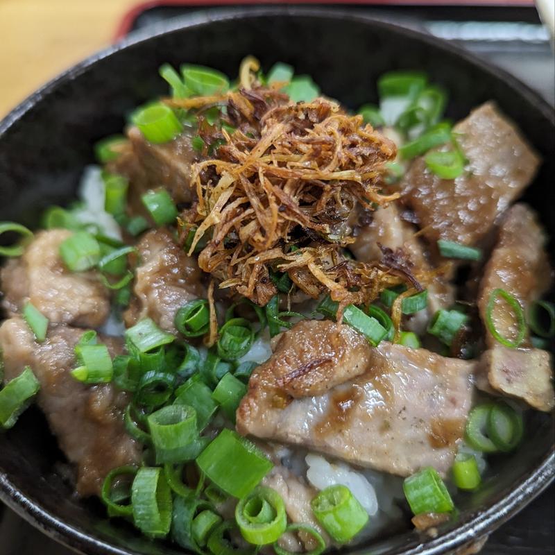 ゴロゴロ豚テキ丼(担々麺の店　まるたん)
