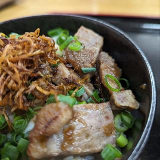 ゴロゴロ豚テキ丼(担々麺の店　まるたん)