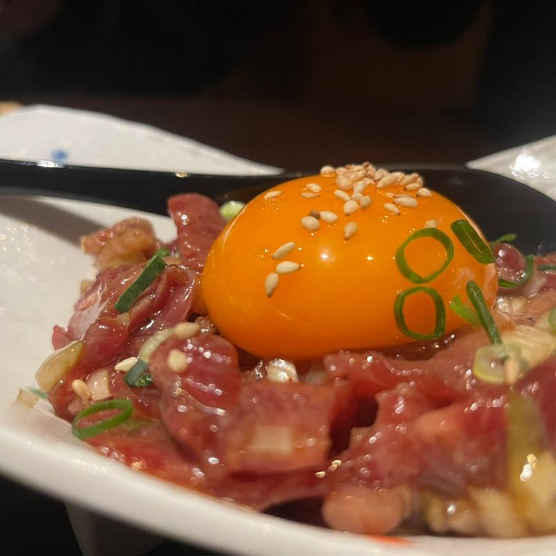 黒毛和牛の炙りユッケ(渋三 吉成 （しぶさん よしなり）)