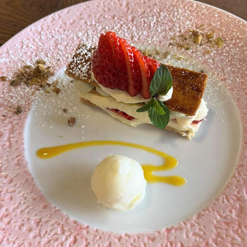 ピスタチオとイチゴのミルフィーユ(ノラクチーナ　新潟鎧店)