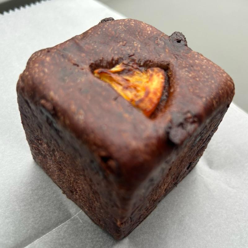 チョコとオレンジのクリームパン(パン工房　西山壮)