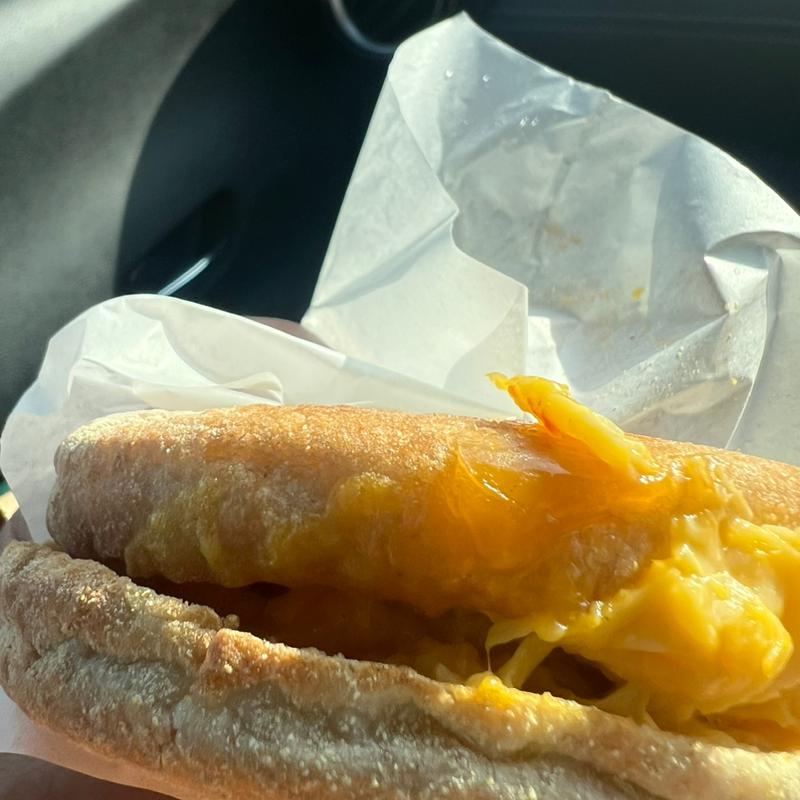 あらびきソーセージ＆スクランブルエッグイングリッシュマフィン(スターバックスコーヒー 三木サービスエリア(上り線)店)