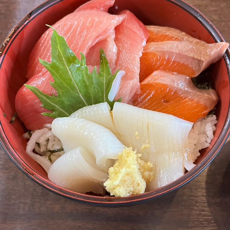 中トロイカサーモン3色丼(丼万次郎)