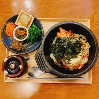 石焼きビビンバ（おかず5品、野良坊菜の味噌汁）(韓国料理　玉ちゃん家)
