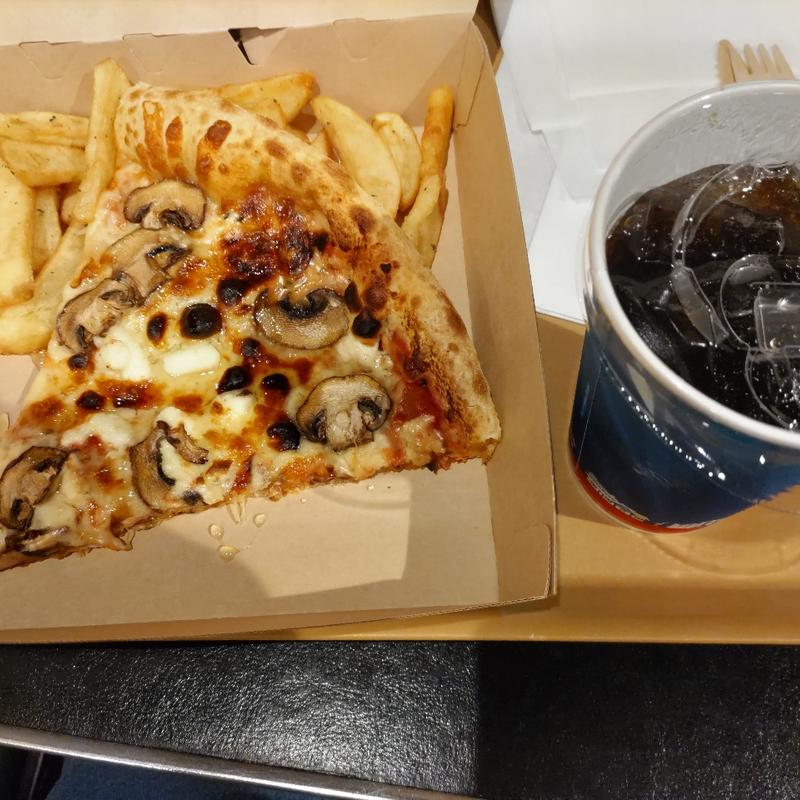 四種のチーズピッツァ(ルイズ N.Y. ピザ パーラー （Loui’s N.Y. Pizza Parlor）)