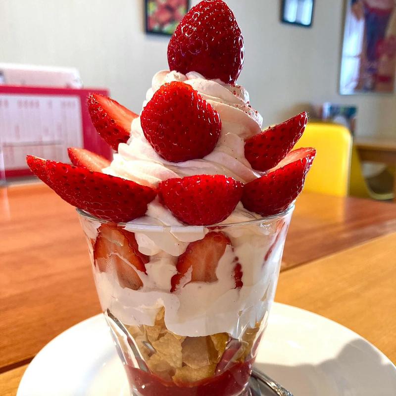 いちごパフェ(ベリーベリーラボ)
