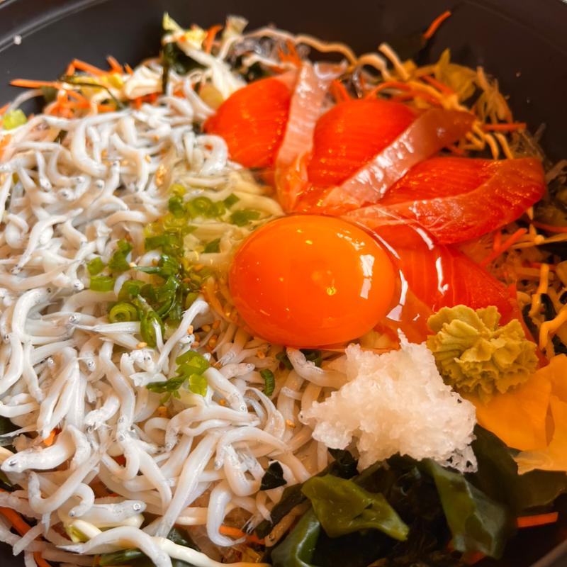 釜揚げしらすサーモン(しらす問屋とびっちょ 江の島弁財天仲見世通り店)