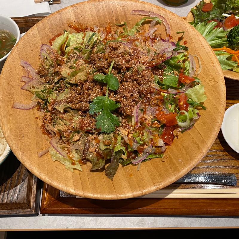 スパイシーポークのまぜそば（赤）ごちめしセット＋野菜まし(まぜそば ごち麺 赤坂見附店)