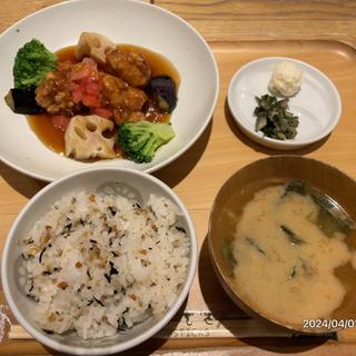 ごろごろ根菜と鶏肉の黒酢ソース(おぼんdeごはん 海老名食堂)