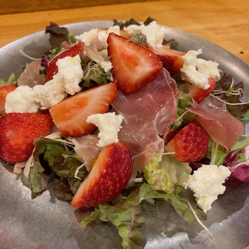 イチゴと生ハムサラダ(バル鈴５)