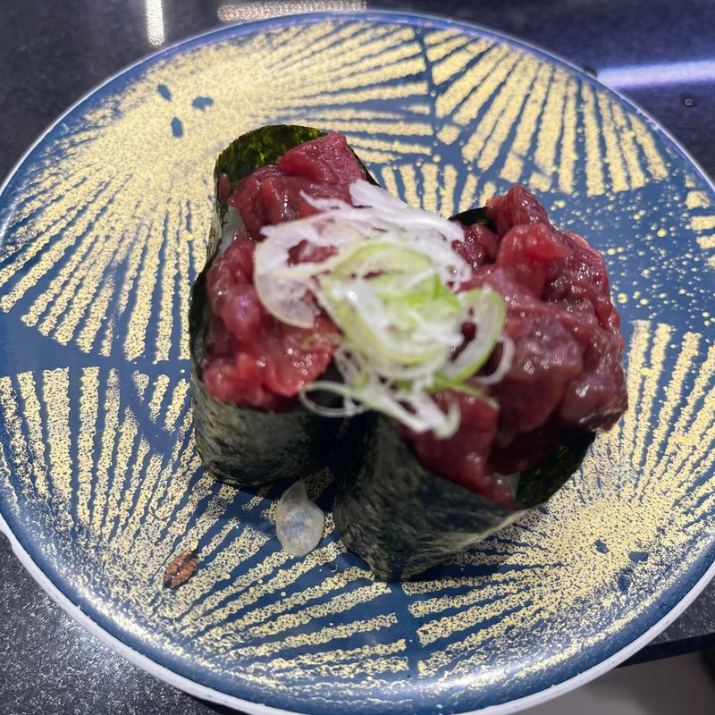 桜ユッケ(回し寿司活 目黒店)