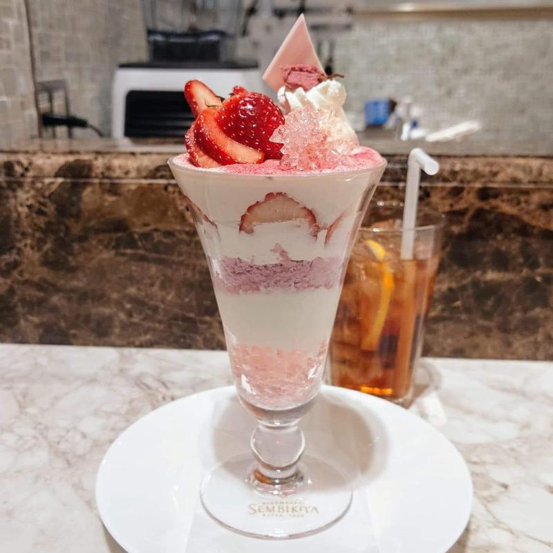 いちごと桜の春色パルフェ(千疋屋総本店 髙島屋新宿店)