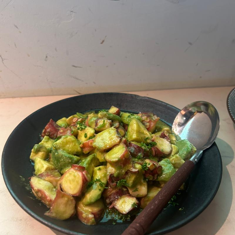 タコとアボガドのサラダ(ケールの王様 三田Belts店)