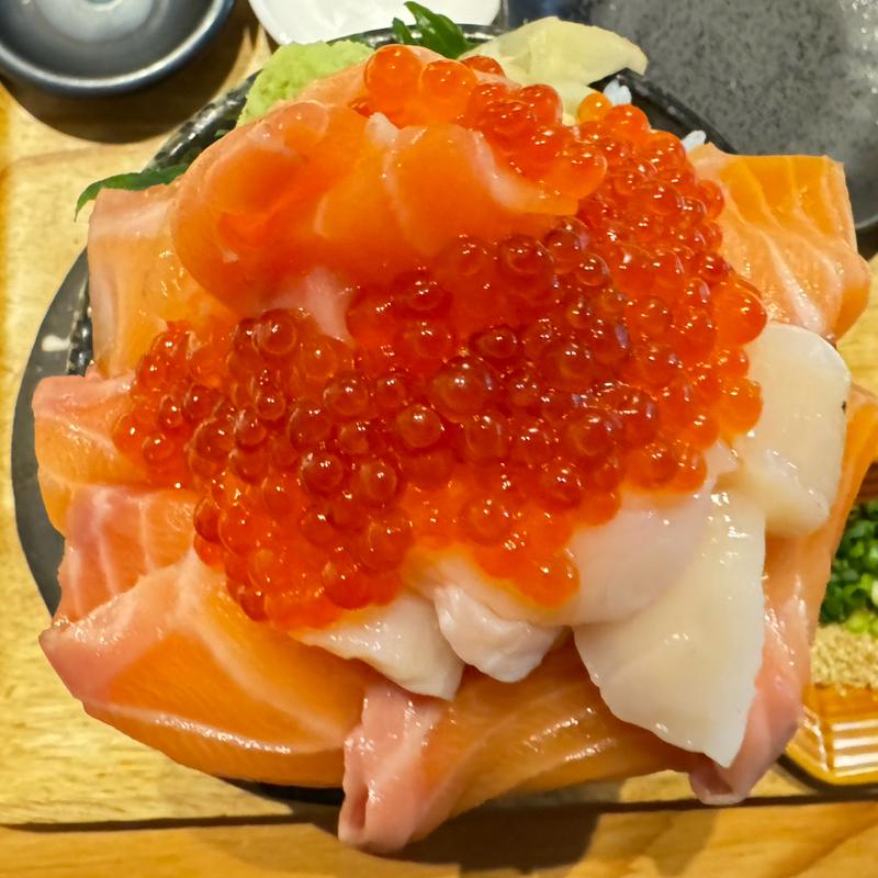 サーモンホタテイクラ丼(シハチ鮮魚店 狸COMICHI店)