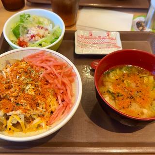 明太マヨチーズ牛丼(中盛)とん汁シーザーサラダセット