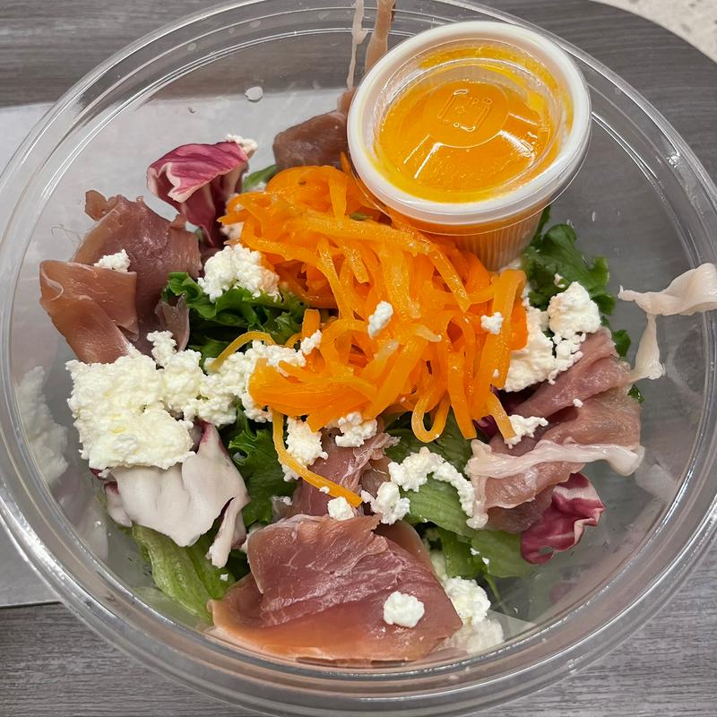 リコッタ、生ハム、キャロットラペのサラダ(Petrichor bakery＆Cafe NEWoMan新宿店)