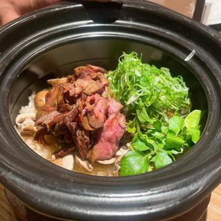 オリーブ牛と六甲シャンピニオンの土鍋ご飯(かまど焼 NIKUYOROZU 三鷹店)