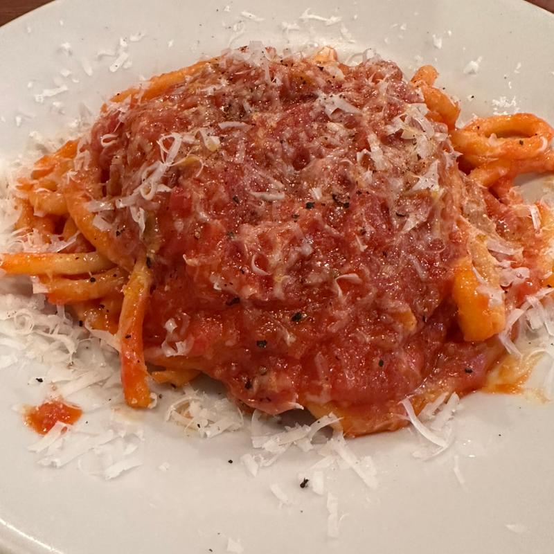 自家製パンチェッタのアマトリチャーナ（ブガティーニ）(OSTERIA il FUOCO オステリア イル フオッコ)