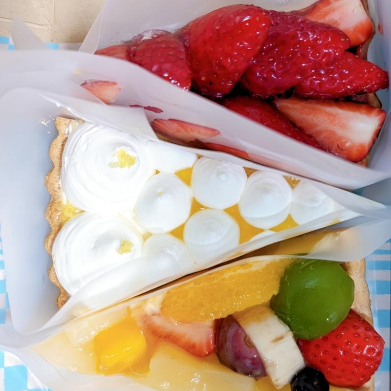 静岡県産“桃薫”のタルト・ハチミツとレモンのタルト・季節のフルーツタルト(キルフェボングランフロント大阪店)