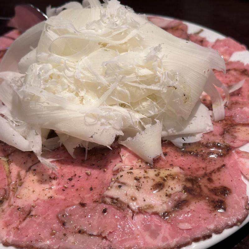 皿一面に広がる牛肉のカルパッチョ　ふわふわチーズがけ(有楽町ワイン倶楽部 )