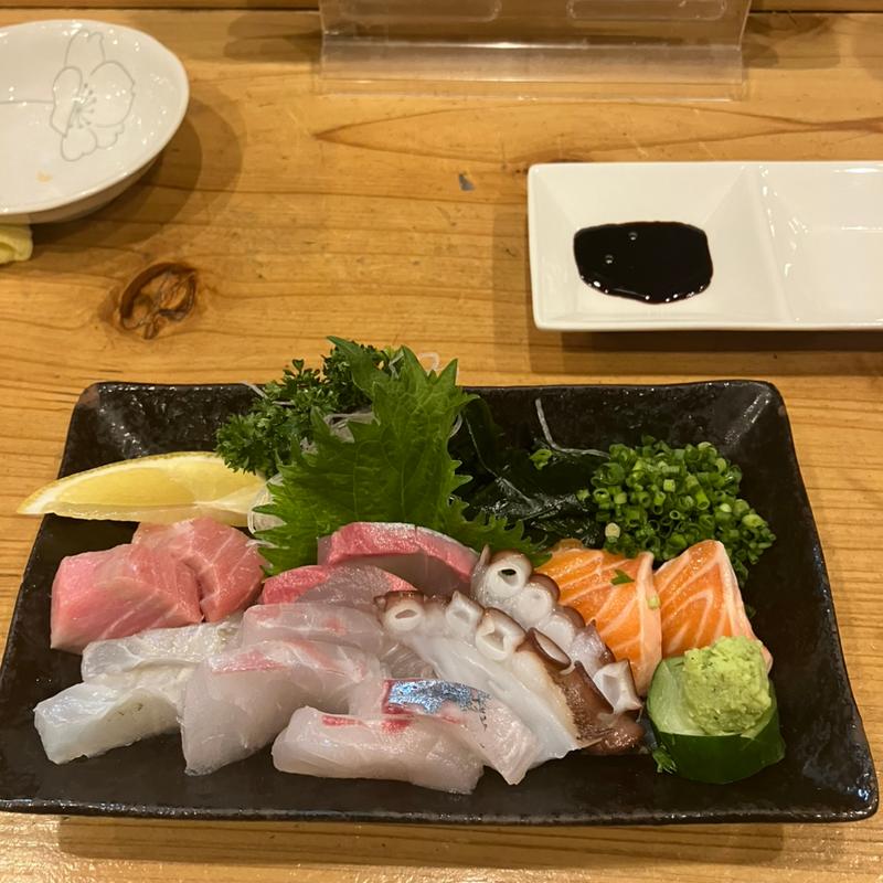 お刺身盛り合わせ（小）(居酒屋 山太)