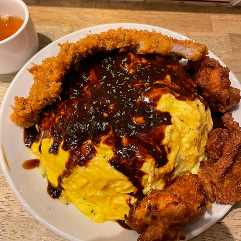 唐揚げソフトオムライス(男のオムライス EGG BOMB 池袋店)