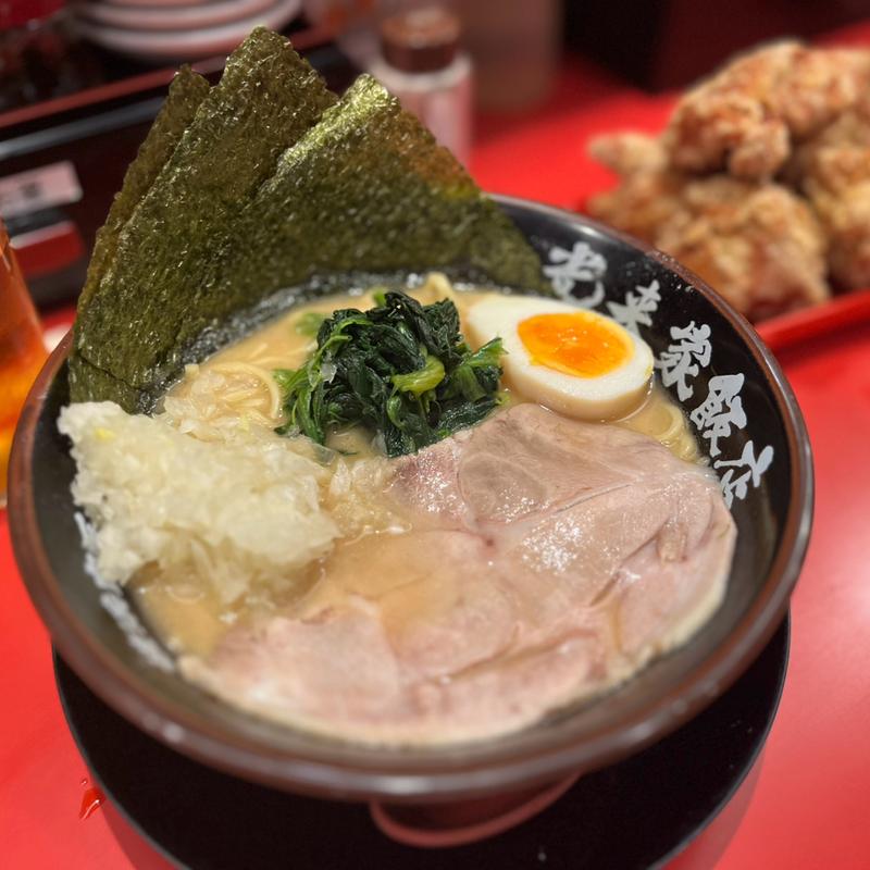 濃厚とんこつ醤油ラーメン(横浜家系ラーメン 光来家)