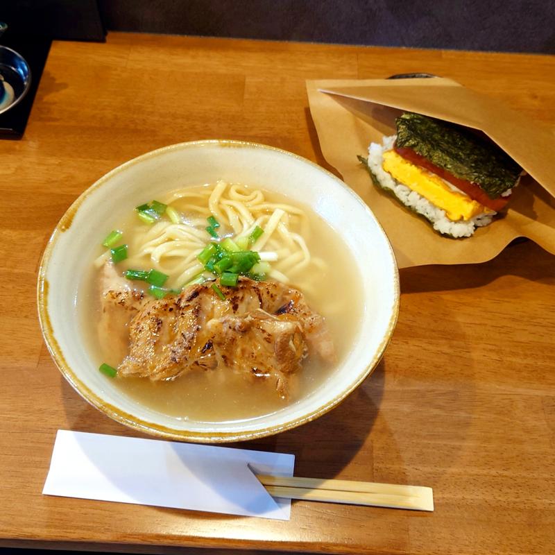 (そばとポークたまごおにぎり)