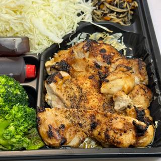 皮なし鶏モモ肉のピリ辛ホットグリル弁当(筋肉食堂 渋谷MIYASHITA PARK店)
