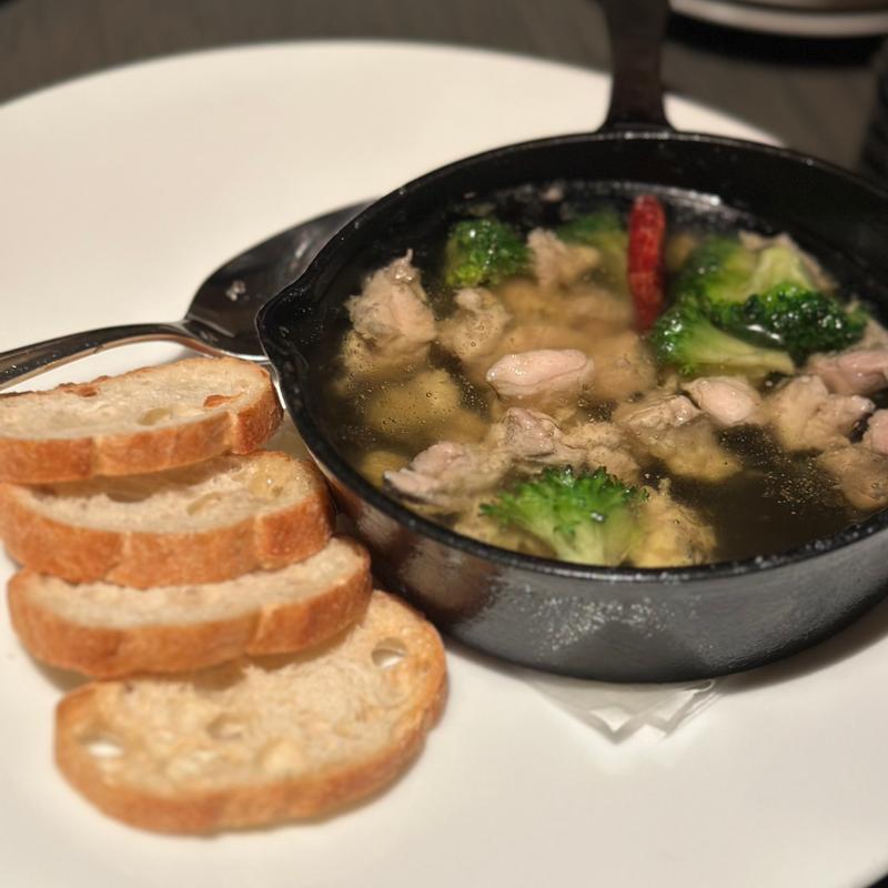 鶏とブロッコリーのアヒージョ(Galerie DU NORD)