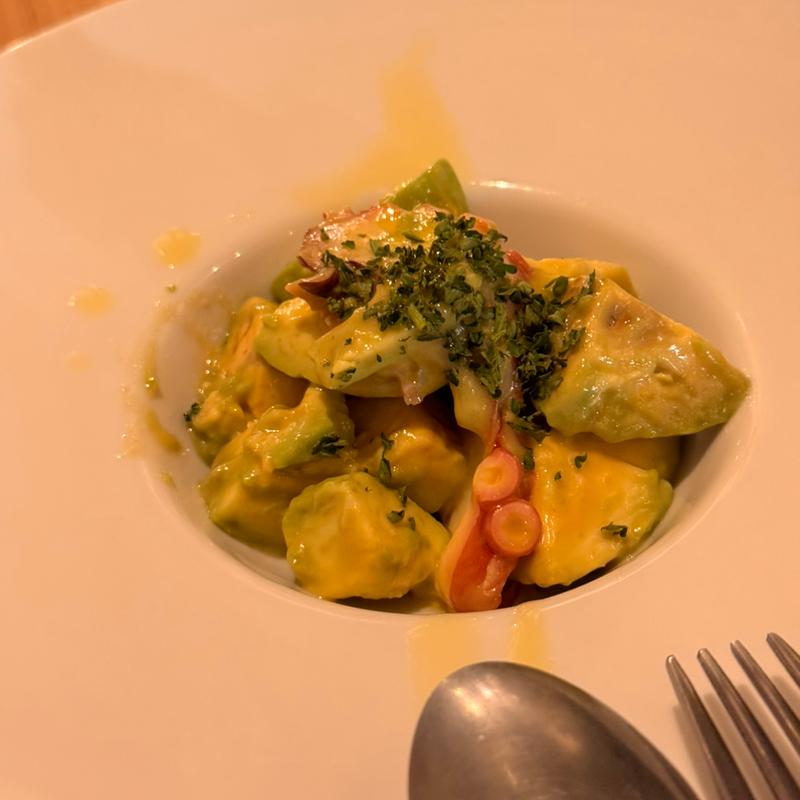 タコとアボカドのマリネ(自然派ワインと牡蠣とタパス 中野レンガ坂 オルガニコ)