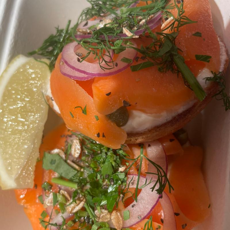 スモークサーモンのオープンサンド(Palla Bagels)