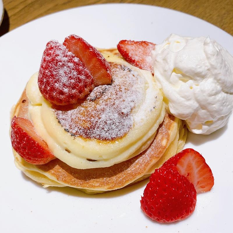 イチゴとダークチョコガナッシュのブリュレパンケーキ(MELANGE De SHUHARI Bistrot&Cafe （メランジュドゥシュハリビストロアンドカフェ）)