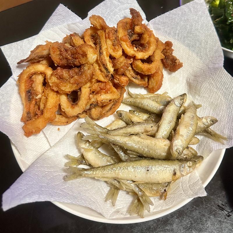 イカ唐揚げ、わかさぎ唐揚げ(ヒルママーケットプレイス 墨田京島店)