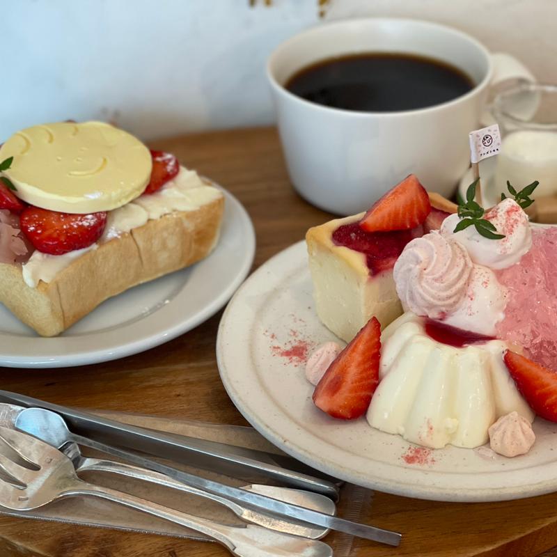 いちごのごちそうデザートプレート&いちごあんバタークリームチーズトースト(anzu to momo)