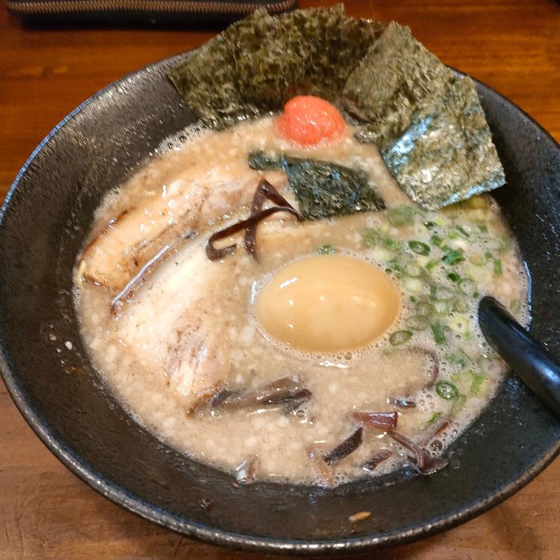 とんこつラーメン（全部のせ）(どん きさろく 八柱店 （九州らあめん どんきさろく）)