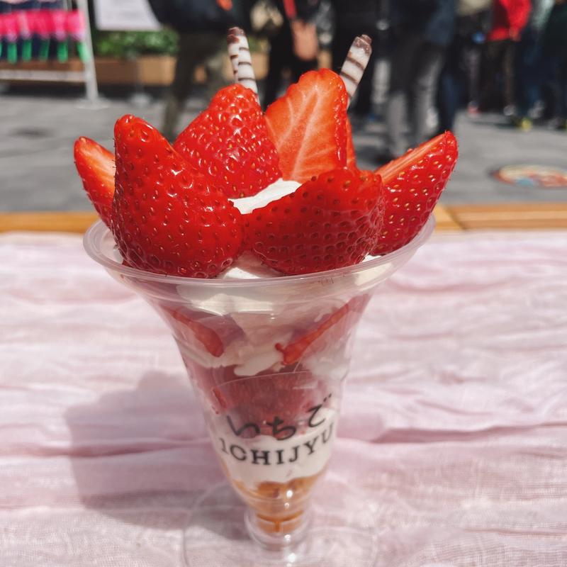 いちごパフェ(いちご ICHIJYU FRUIT CAFE)