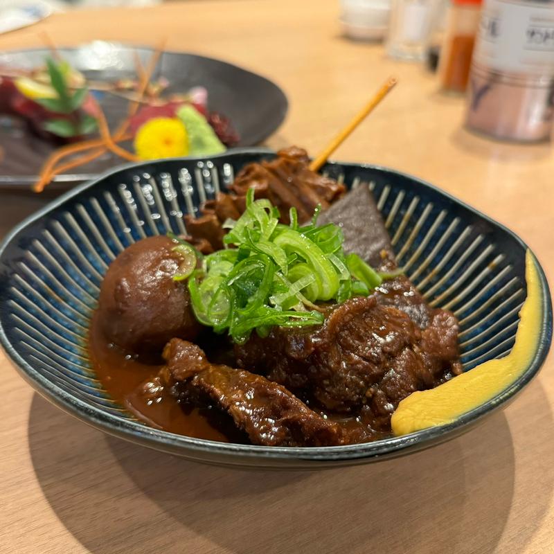 どて煮(牛すじ、もつ、こんにゃく、豆腐)(大衆酒場 治兵衛 名古屋駅店)