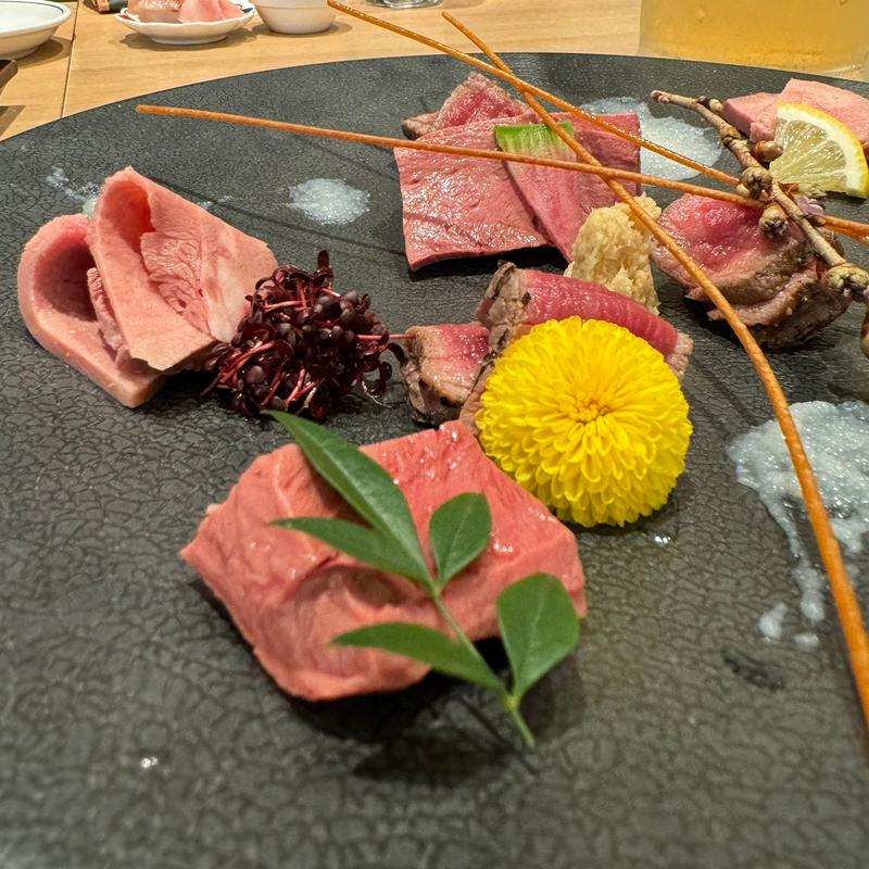 肉刺し盛り合わせ(知多牛ももたたき、タン刺し、ハツ刺し)(大衆酒場 治兵衛 名古屋駅店)