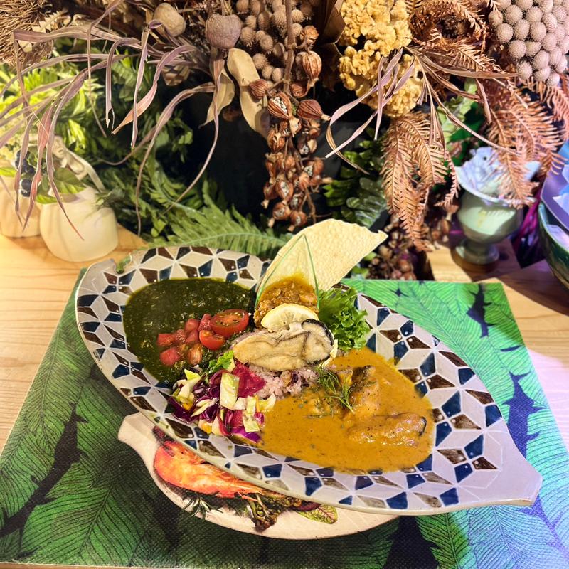 特選キーマほうれん草カレー・牡蠣と鯛のMIXカレー・吟醸豚さんの粗挽きキーマカレー(ちょいのせ)の合掛け(森林食堂 （しんりんしょくどう）)