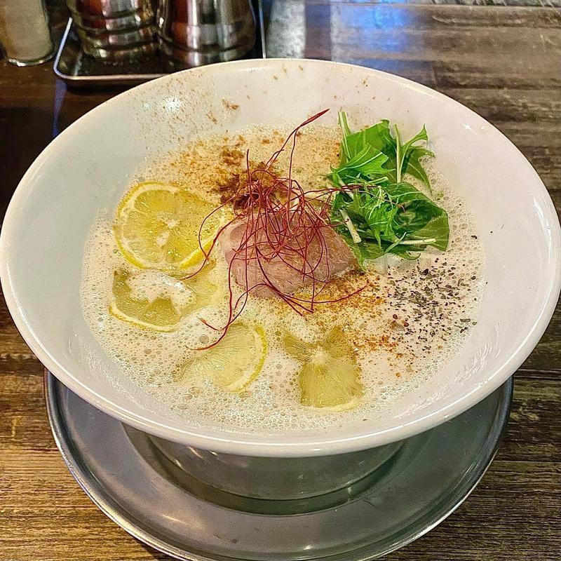 塩レモン豚骨らーめん(進化驀進 京町堀本店)