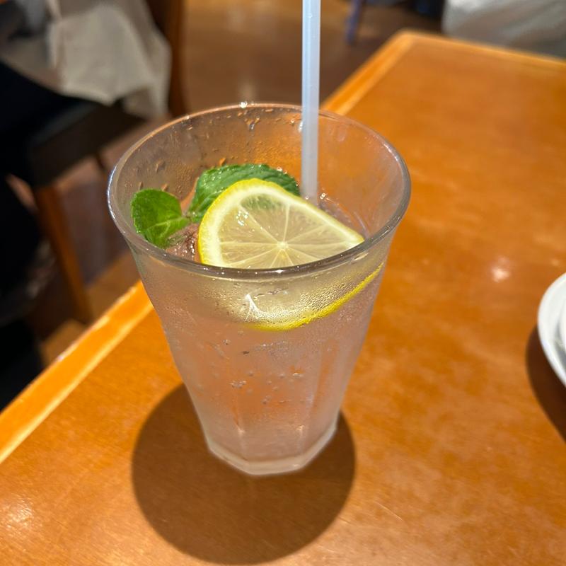 ピンクグレープフルーツソーダ(TO THE HERBS 市ヶ谷店)