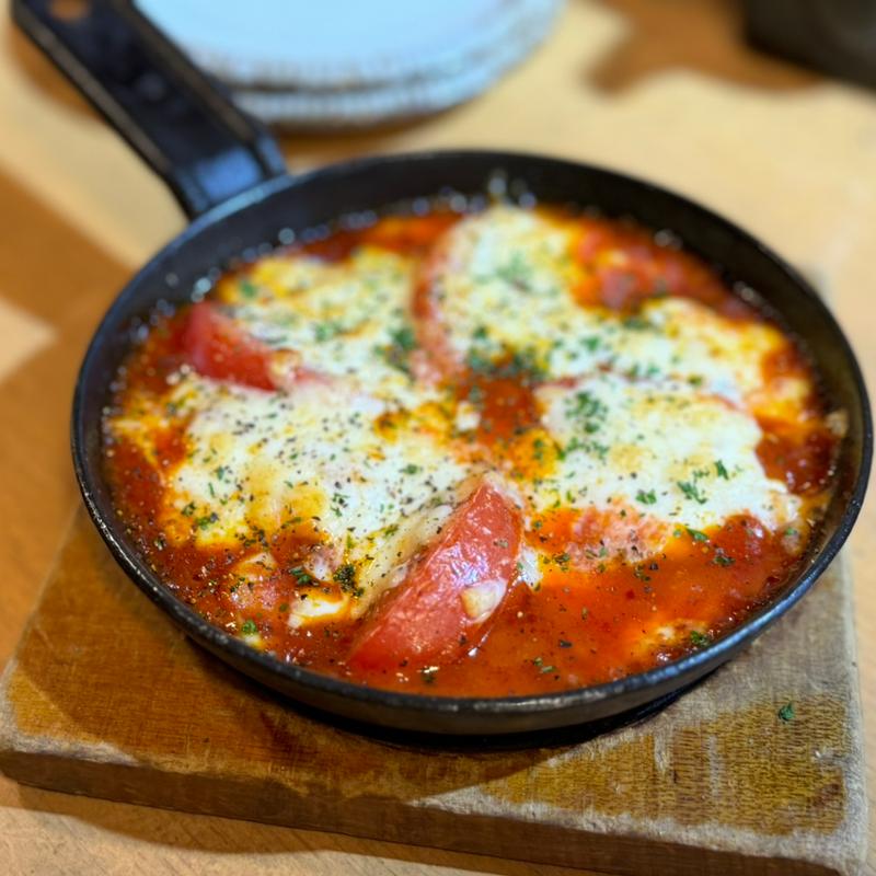 トマトチーズチキン焼き(鳥一伝承　焼鳥酒場ヤスモリ商店)