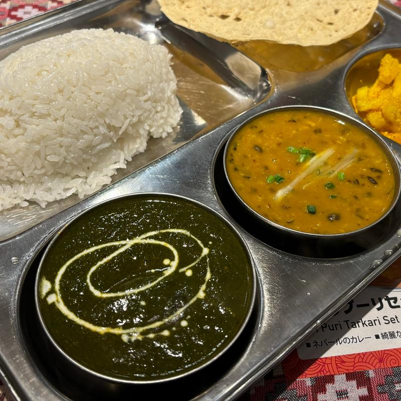 ネパールタリセット（ほうれん草チキンカレー）(The Royal)