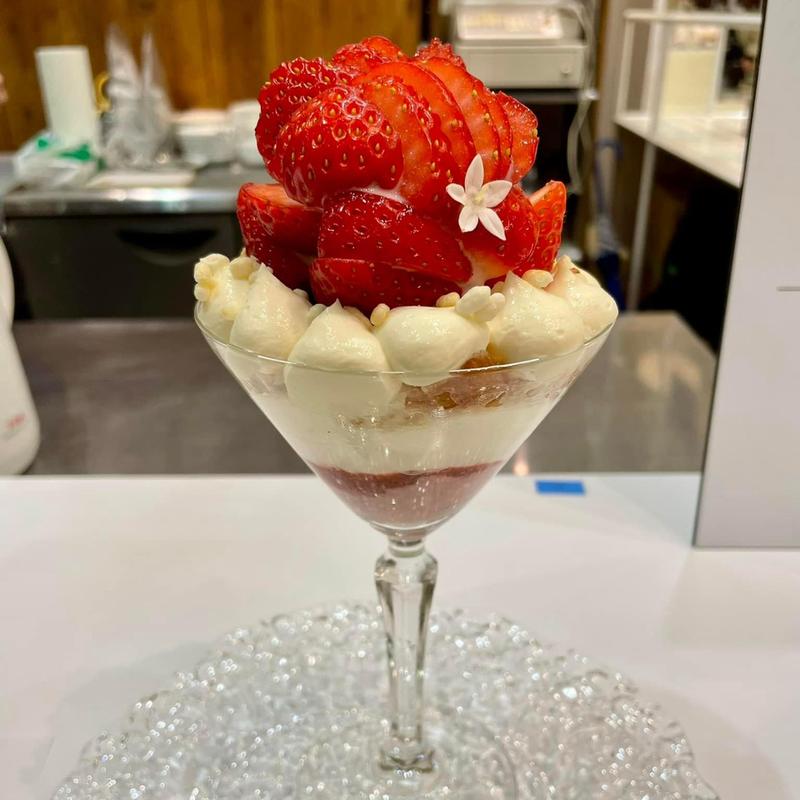 苺とルバーブと甘酒のパフェ(unplato)