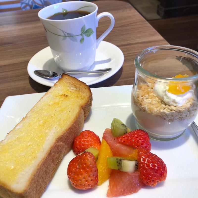 フルーツとヨーグルトのモーニング(高倉町珈琲 成田店)