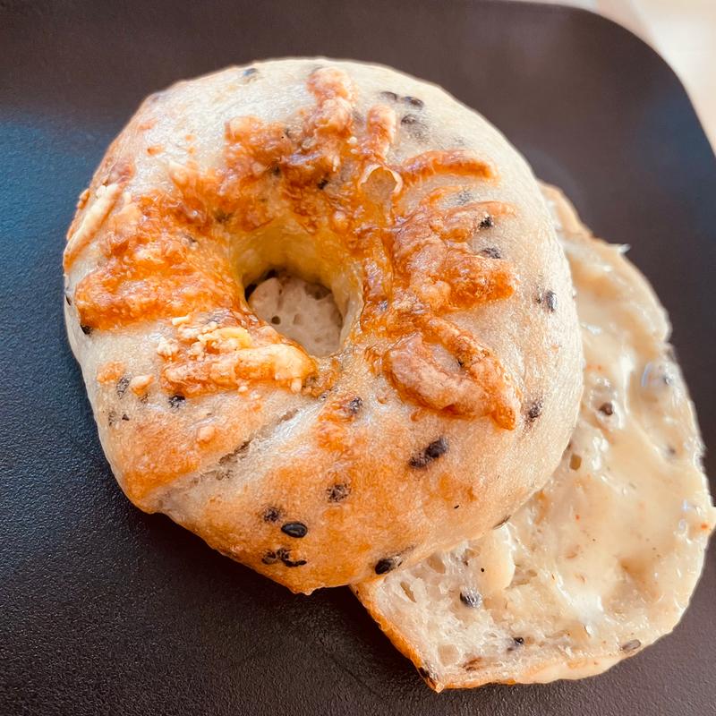 ごまチーズ(Tsûjî coffee and rice bagel)