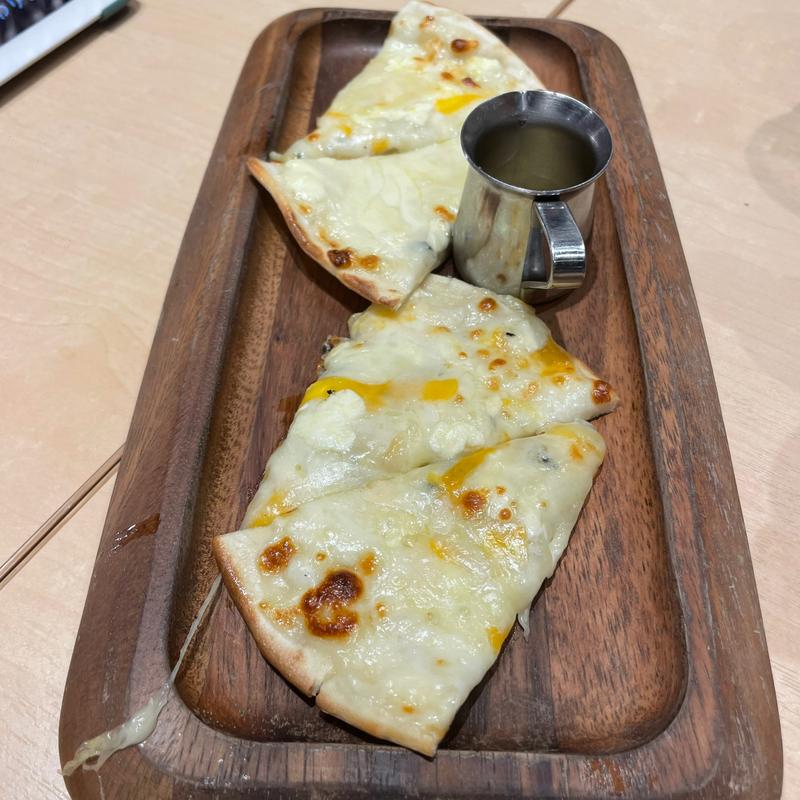  6種のチーズピザ～蜂蜜の香～(YEBISU BAR（ヱビスバー） サカエチカ店)