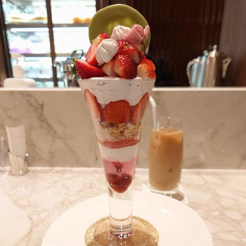 2種苺の桜パフェ(千疋屋総本店 麻布台ヒルズ店)